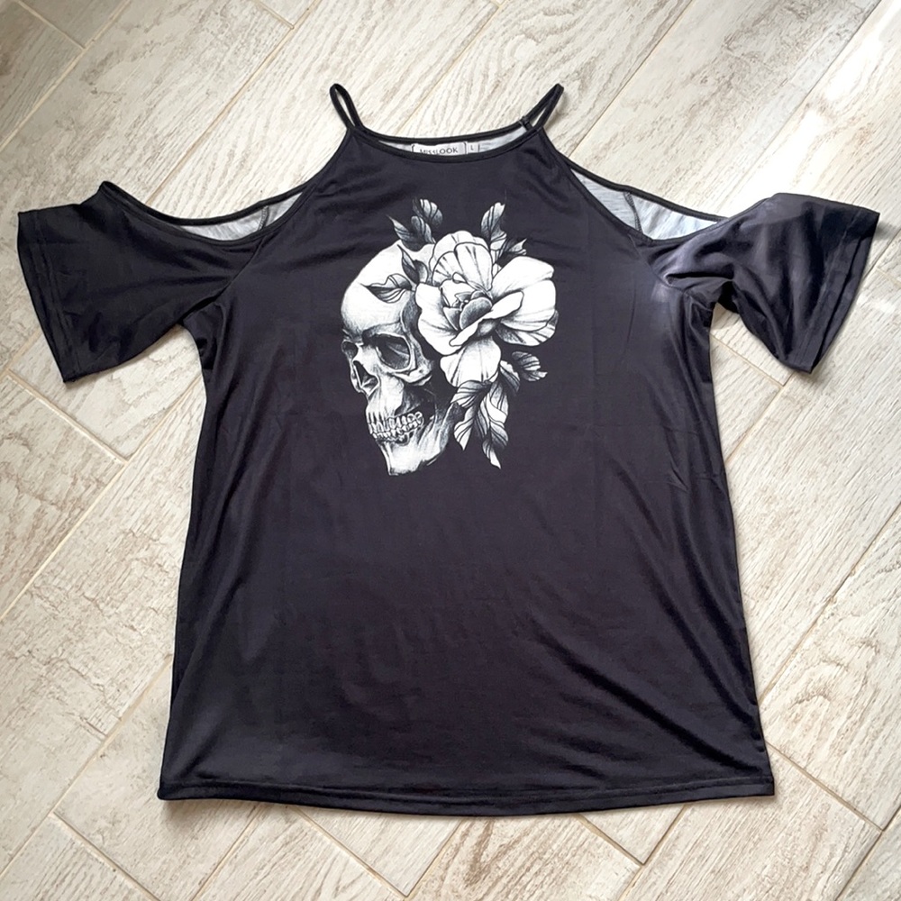 Skull print off the shoulder tee NWOT